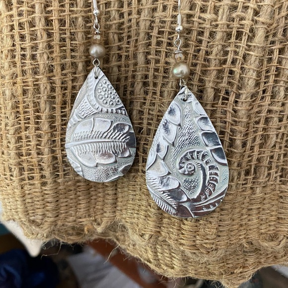 Silver metallic teardrop dangle drop earrings boho glam freshwater Pearl - Picture 6 of 6